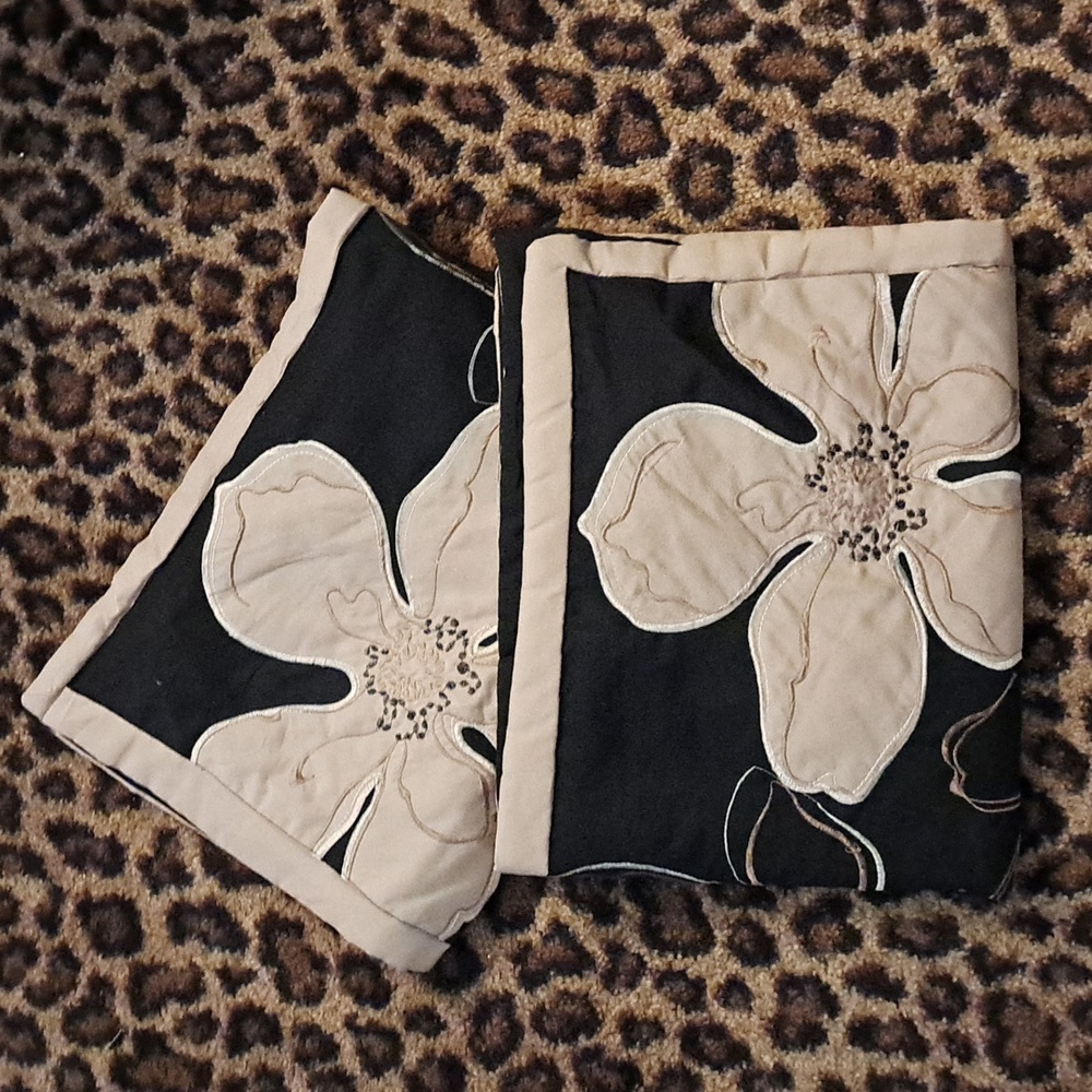 JCP Home Pillow Sham Floral Pattern Embroidered Queen 20” x 30” Black & Tan